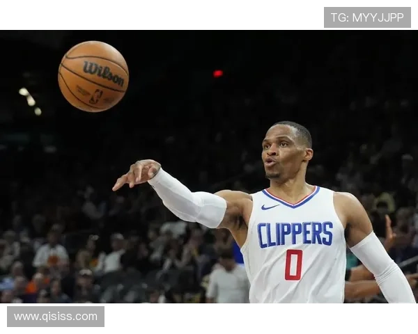 亨特表现出色半场高效6中5砍下12分6板1助1断依旧稳健展现实力